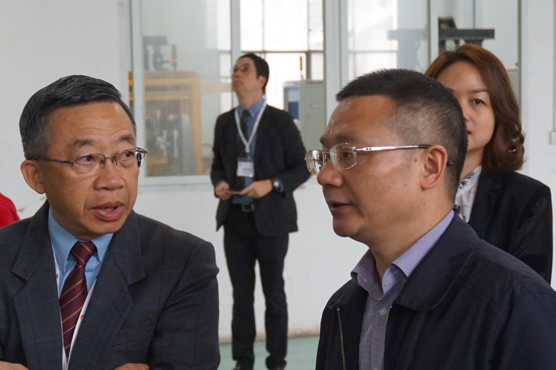 田波副校长与香港客人亲切交谈